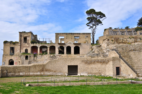 <strong> Sabato 4 intera giornata</strong></p>
<p>NAPOLI SCONOSCIUTA.<br />
ALLA SCOPERTA DELLA PAUSILYPON IMPERIALE E DEL COMPLESSO MONUMENTALE DI DONNAREGINA